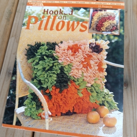 Hooked on Pillows Latch Hook Pattern Book - Picture 1 of 5